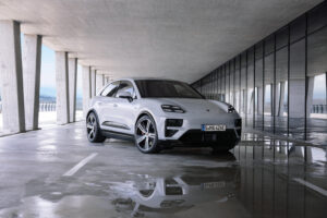 2024 Porsche Macan Turbo — photo 2