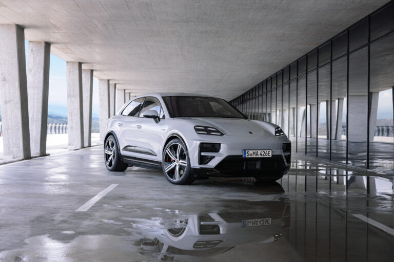 2024 Porsche Macan Turbo — photo 2