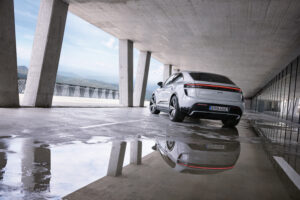 2024 Porsche Macan Turbo — photo 3