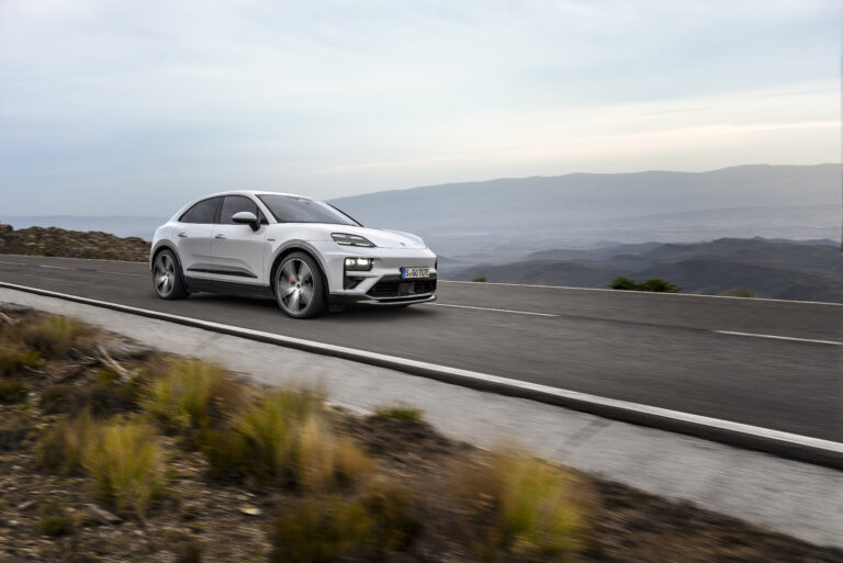 2024 Porsche Macan Turbo — photo 4