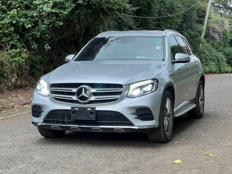 2016 Mercedes-Benz GLC 250 2.0L 4MATIC — photo 2