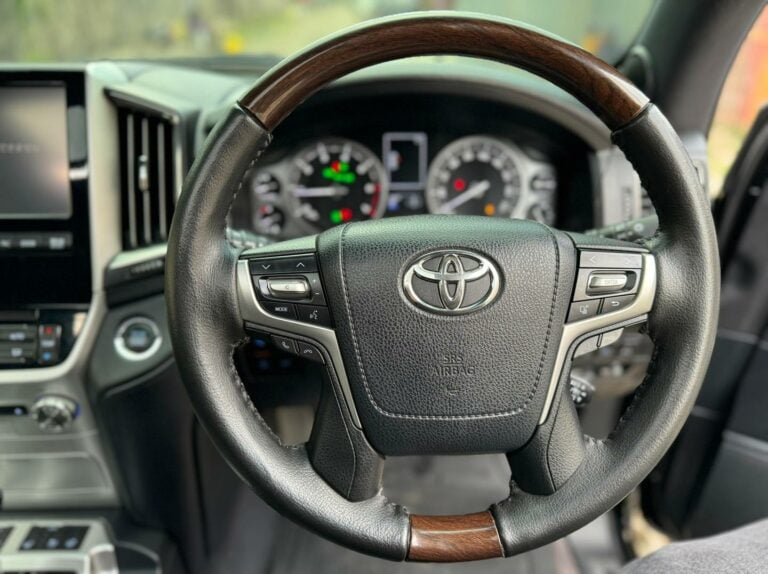 2016 Toyota Land Cruiser ZX — photo 7