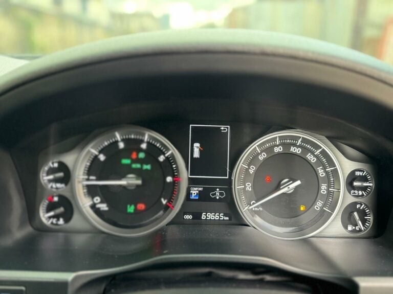 2016 Toyota Land Cruiser ZX — photo 6