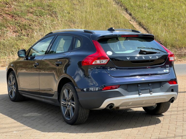 2016 Volvo V40 T5 AWD Cross-Country — photo 4