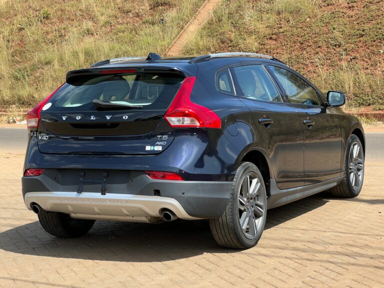 2016 Volvo V40 T5 AWD Cross-Country — photo 6
