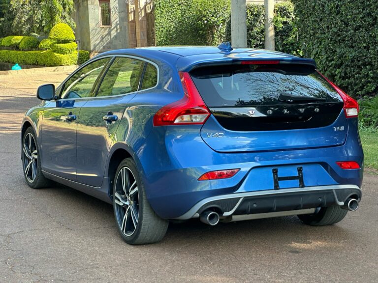 2017 Volvo V40 T5 R-Design — photo 4