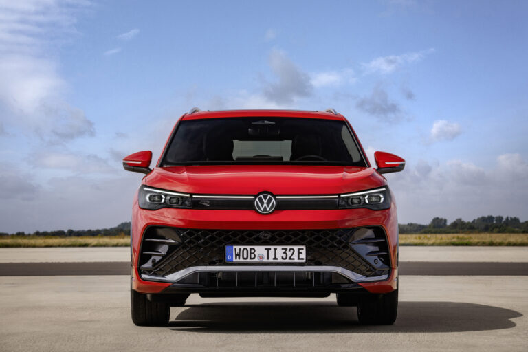 2024 Volkswagen Tiguan SEL R-Line — photo 2