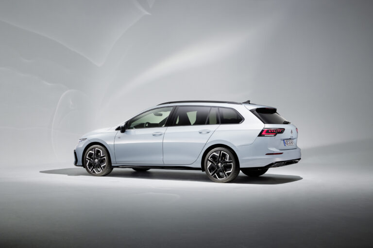 2024 Volkswagen Golf Variant — photo 2