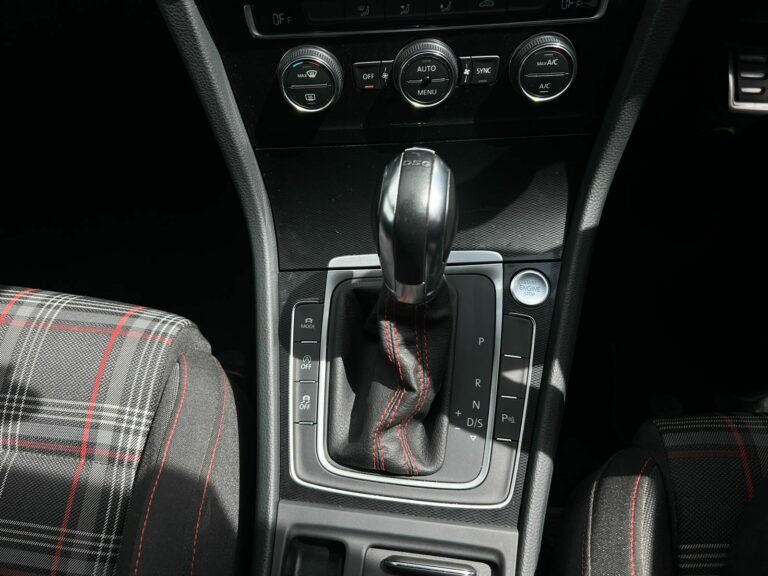 2015 Volkswagen Golf GTi — photo 8
