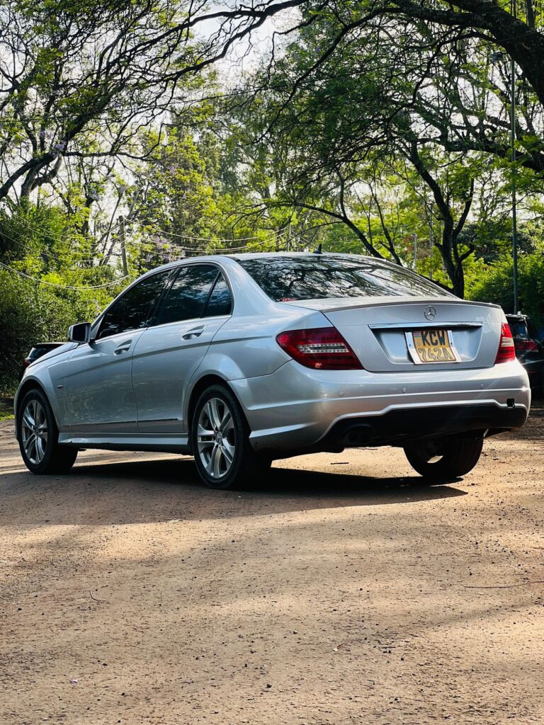 2012 Mercedes Benz C200 — photo 2