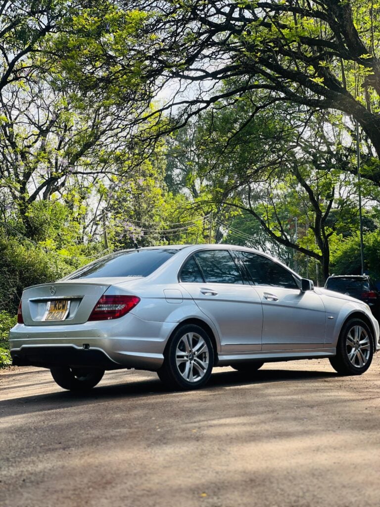 2012 Mercedes Benz C200 — photo 9