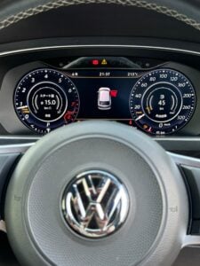 2017 Volkswagen Tiguan R-Line — photo 3
