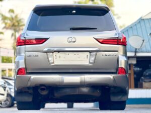 2017 Lexus LX450d — photo 2