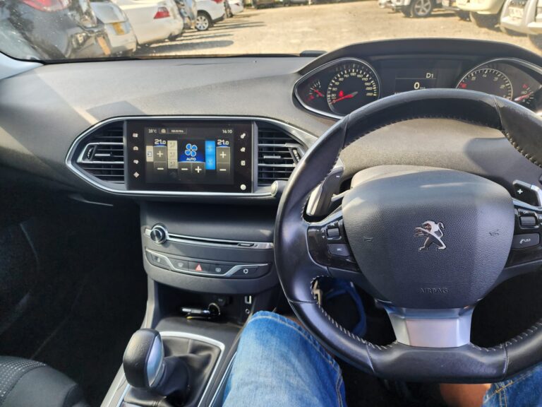 2015 Peugeot 308 — photo 6