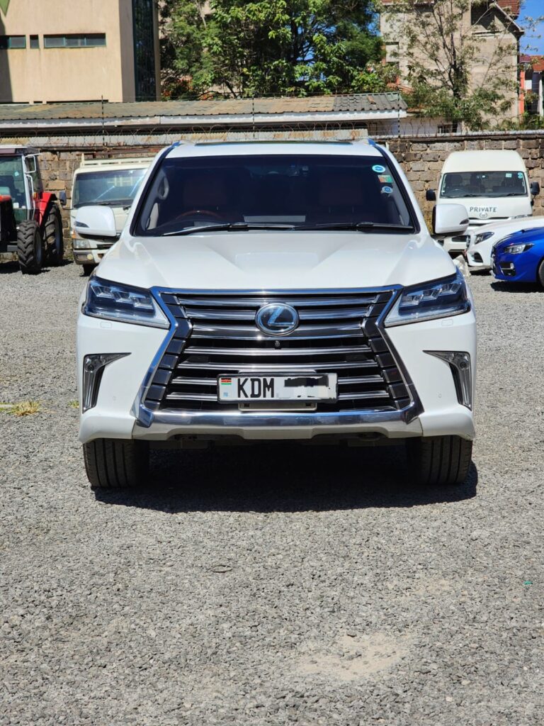 2016 Lexus LX570 — photo 2