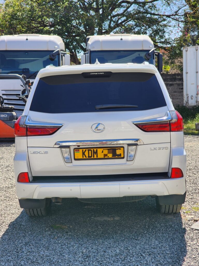 2016 Lexus LX570 — photo 8