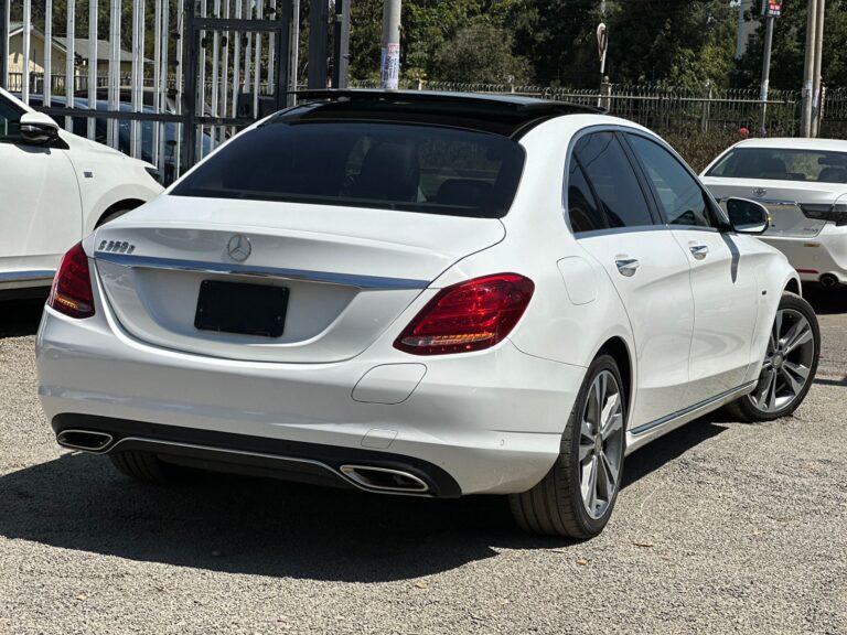 2017 Mercedes Benz C350e — photo 2