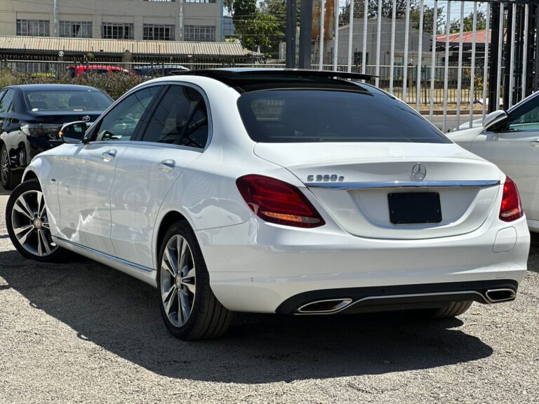 2017 Mercedes Benz C350e — photo 4