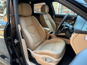 2022 Porsche Macan — photo 2