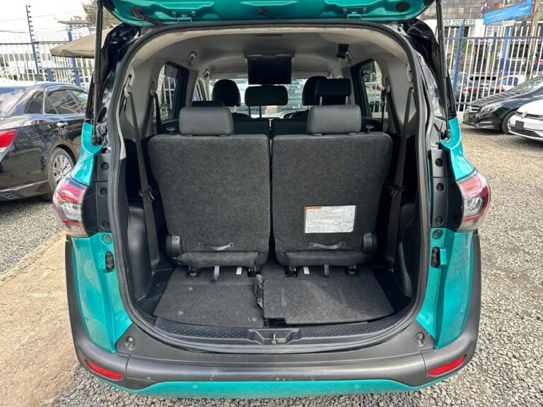 Toyota Sienta hybrid 2019 — photo 5