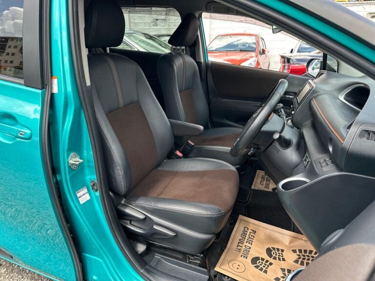 Toyota Sienta hybrid 2019 — photo 3
