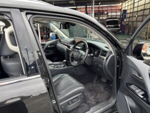 2021 Lexus LX570 — photo 2
