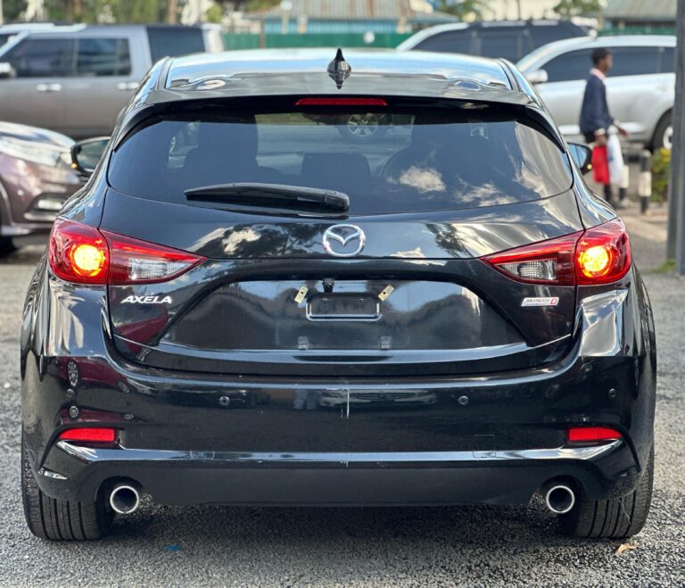 2018 Mazda Axela Hatchback — photo 2