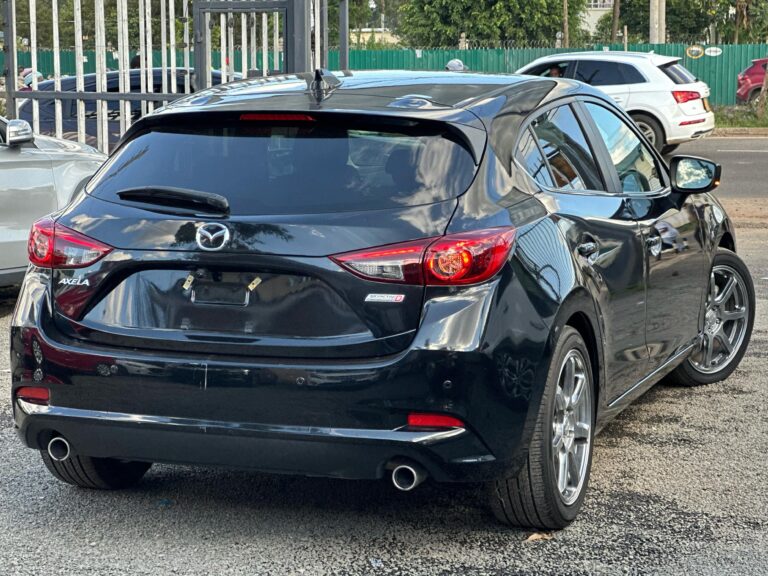 2018 Mazda Axela Hatchback — photo 4