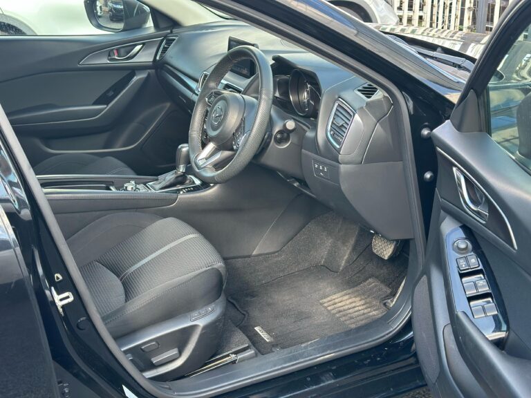 2018 Mazda Axela Hatchback — photo 6