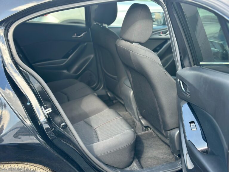 2018 Mazda Axela Hatchback — photo 7
