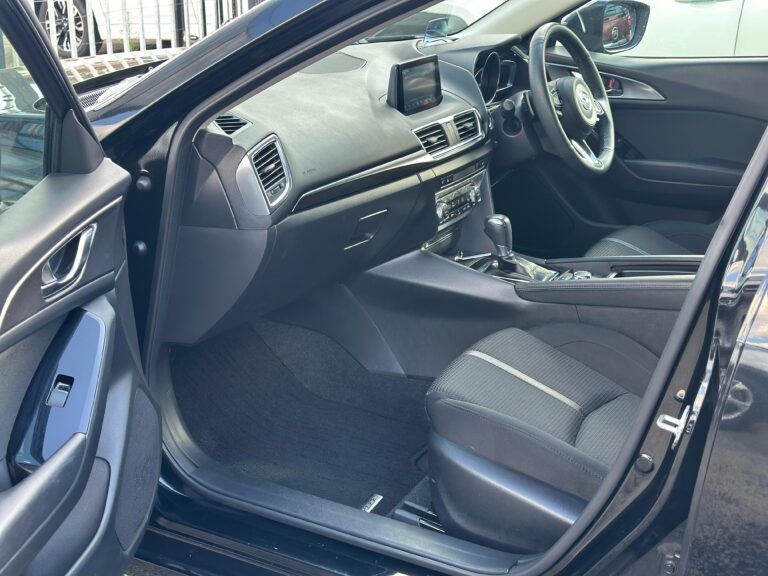 2018 Mazda Axela Hatchback — photo 9