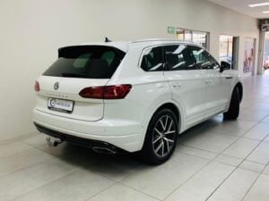 2019 Volkswagen Touareg R-Line V6 TDI — photo 3