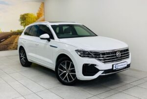 2019 Volkswagen Touareg R-Line V6 TDI — photo 1