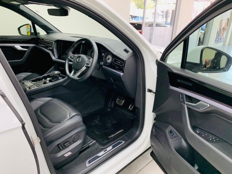 2019 Volkswagen Touareg R-Line V6 TDI — photo 6