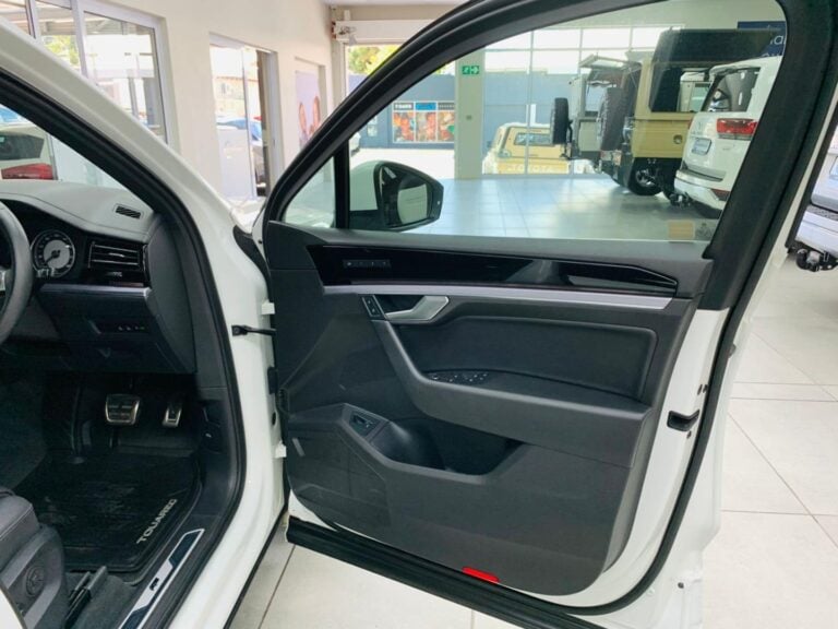 2019 Volkswagen Touareg R-Line V6 TDI — photo 7