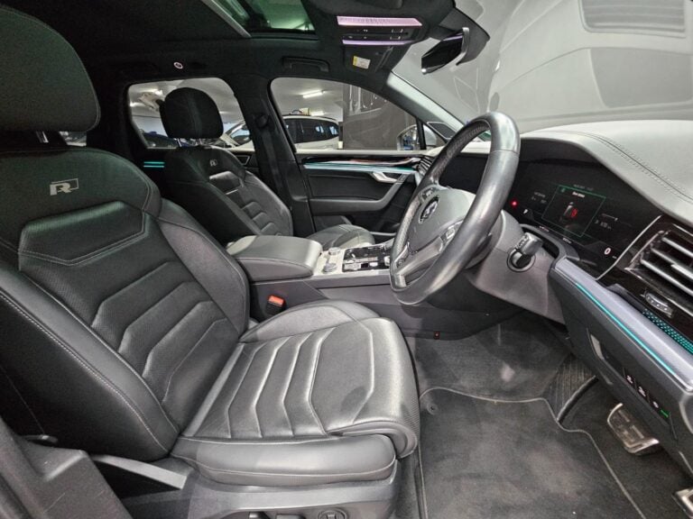 2020 Volkswagen Touareg R-Line — photo 9