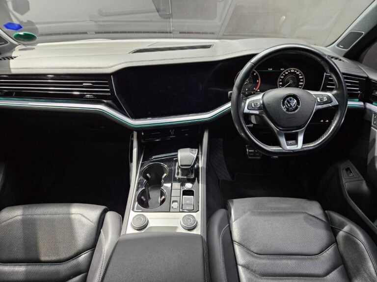 2020 Volkswagen Touareg R-Line — photo 6