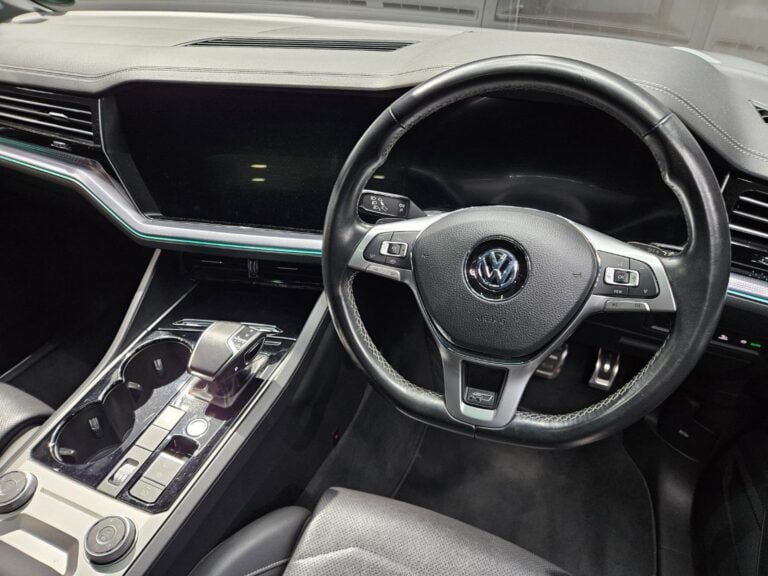 2020 Volkswagen Touareg R-Line — photo 5