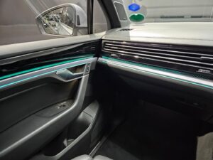 2020 Volkswagen Touareg R-Line — photo 3