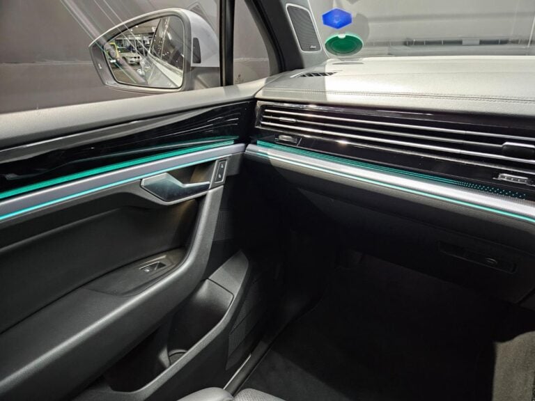 2020 Volkswagen Touareg R-Line — photo 3