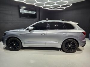 2020 Volkswagen Touareg R-Line — photo 2