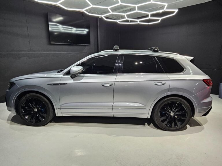 2020 Volkswagen Touareg R-Line — photo 2
