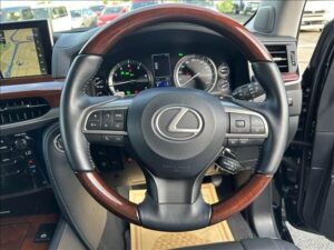 2019 Lexus LX570 — photo 2
