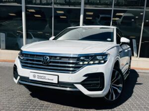 2021 Volkswagen Touareg R-Line — photo 2