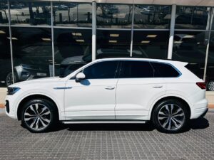 2021 Volkswagen Touareg R-Line — photo 4