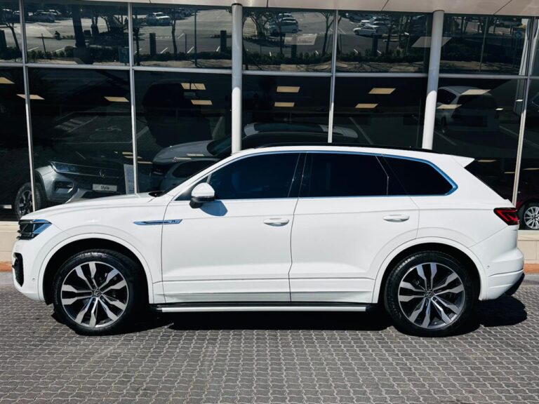 2021 Volkswagen Touareg R-Line — photo 4