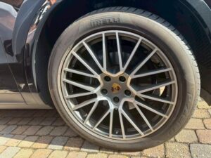 2022 Porsche Cayenne Platinum Edition — photo 2