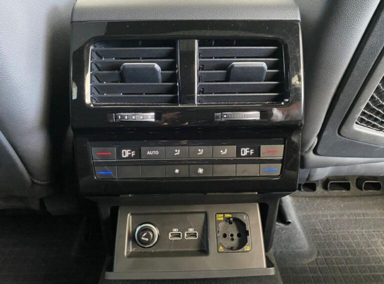 2020 Volkswagen Touareg — photo 8
