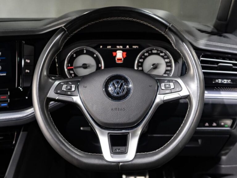 2020 Volkswagen Touareg — photo 8