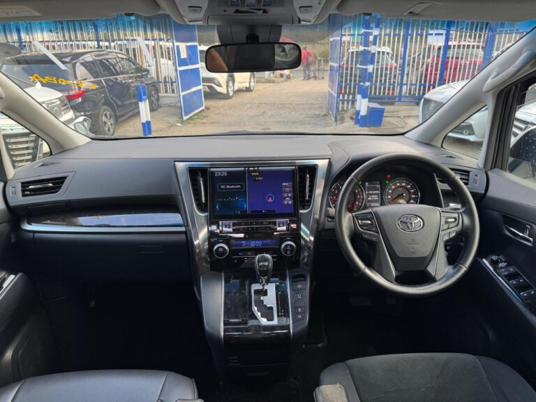 2018 Toyota Alphard — photo 2